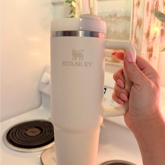 SOLD 🩷 30oz Cream Stanley Tumbler - Picture 1 of 2